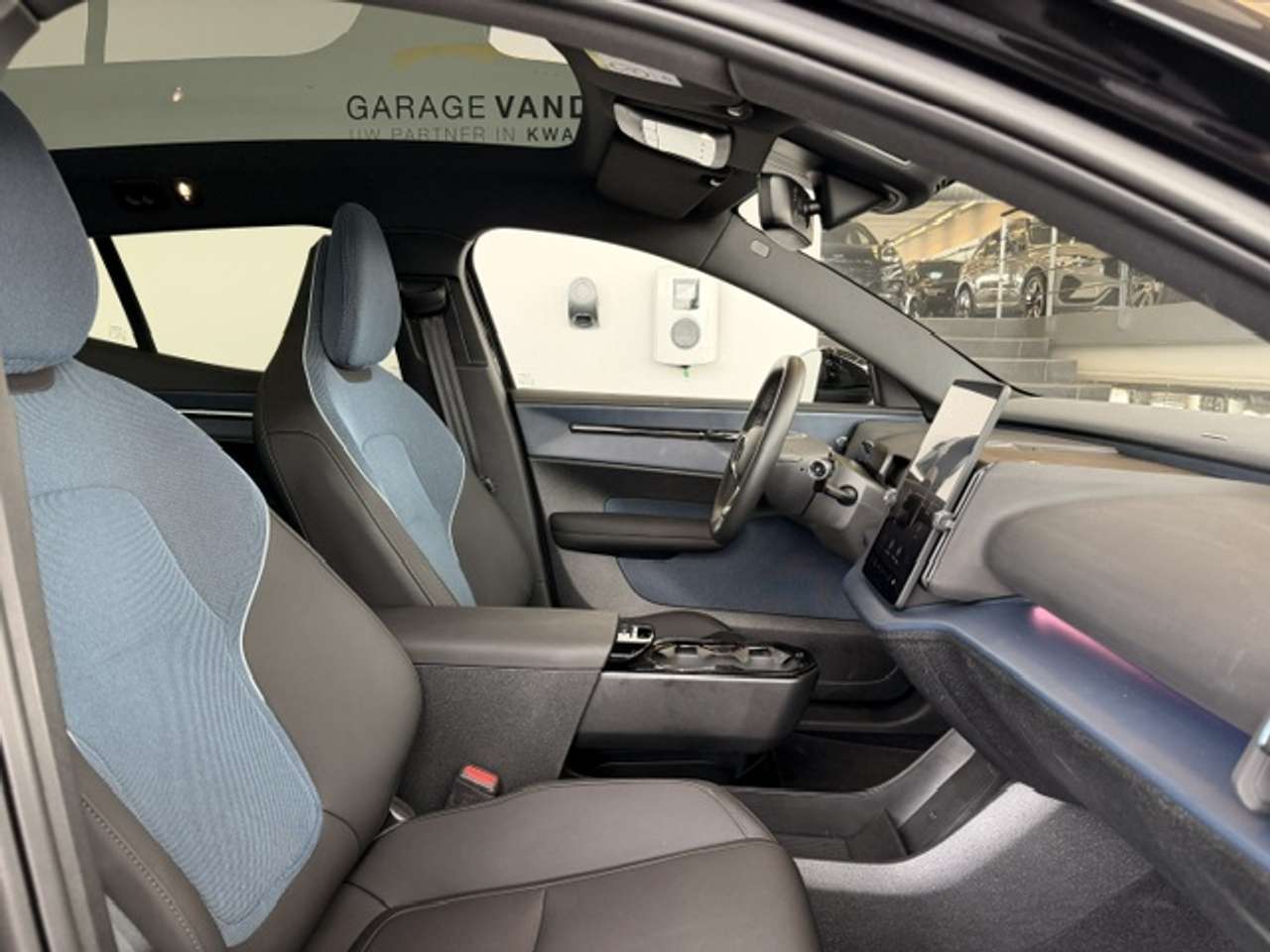 Volvo EX30 ULTRA EXTENDED RANGE+PANO DAK — foto 9 van 22