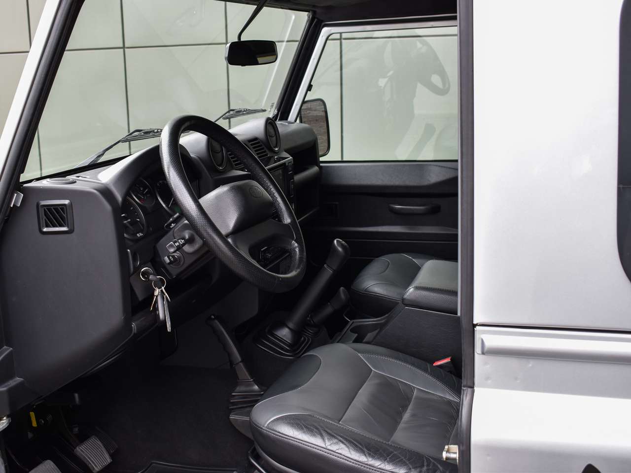 Land Rover Defender 90  2.2TD4 - "Eastnor Edition" — foto 10 van 25