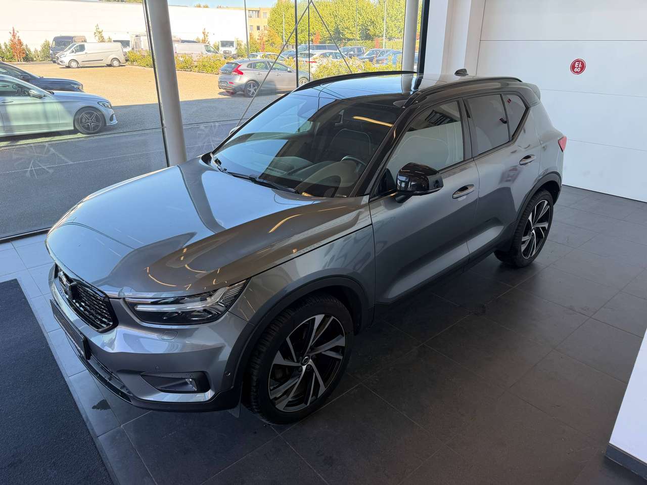 Volvo XC40 R-DESIGN D4 AWD AUTOMAAT LEDER PANO DAK — foto 3 van 23