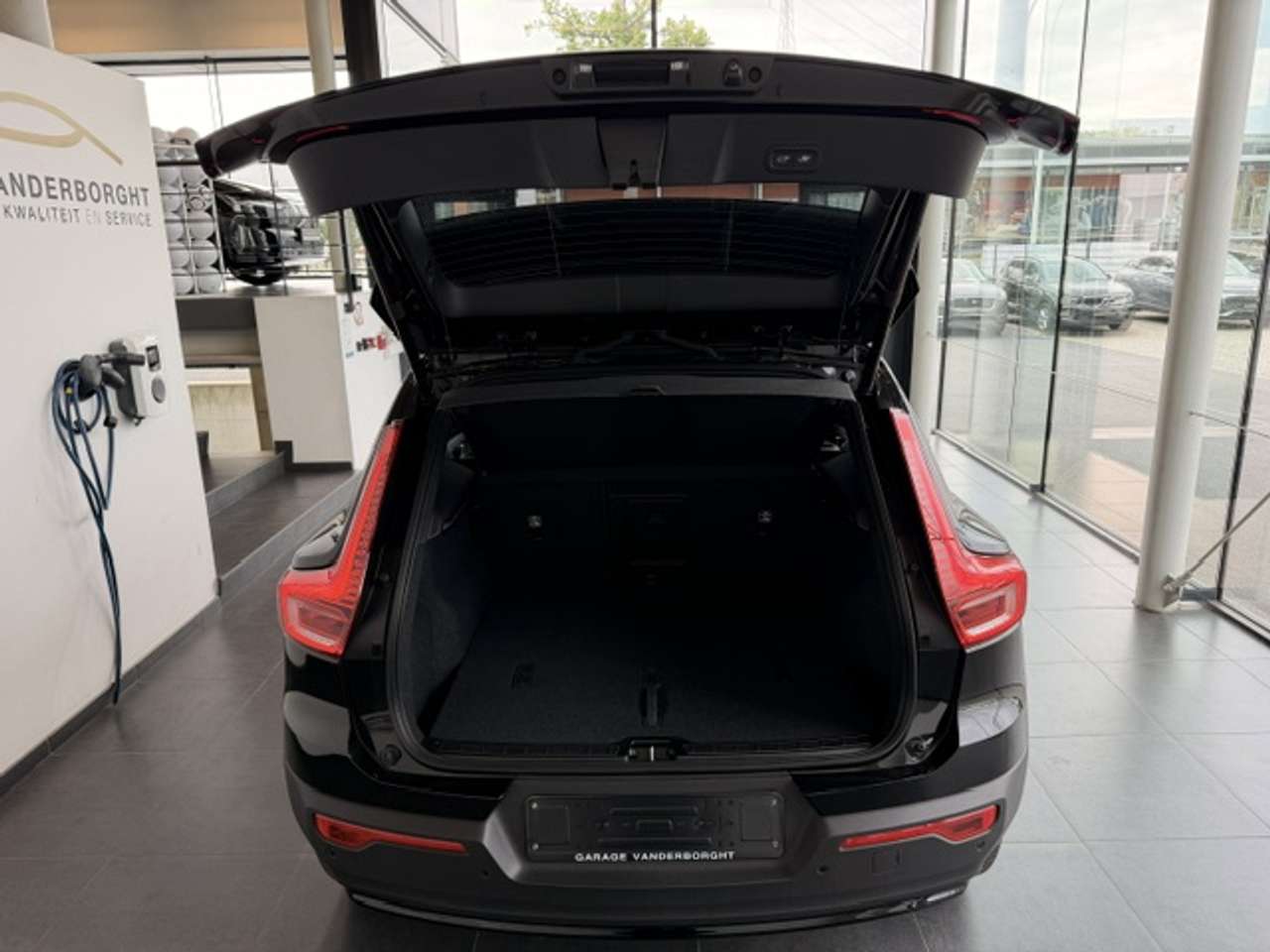 Volvo XC40 PLUS DARK BLACK EDITION  B3 HYBRIDE MHEV — foto 7 van 22