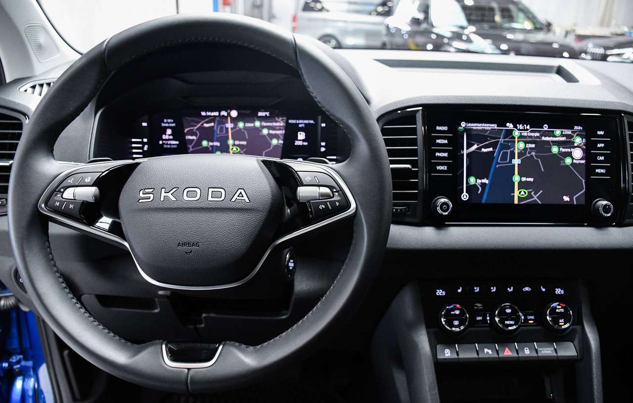 Skoda Karoq Karoq 1.5 TSI ACT Family DSG - NAVIGATIE / CAMERA / SMARTLINK / WINTERPACK / PDC / CC — foto 18 van 21