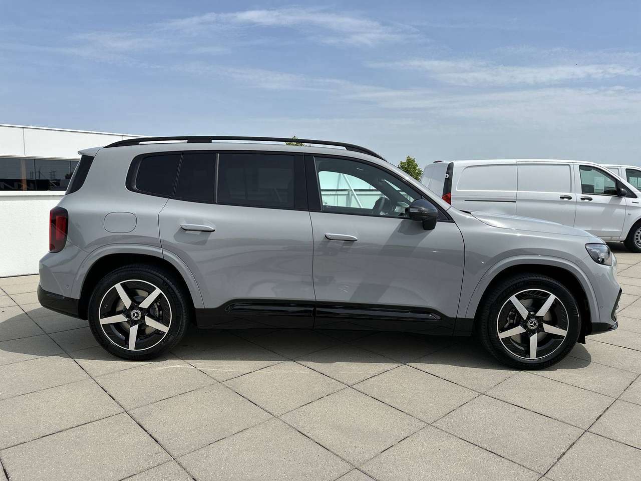 Mercedes-Benz GLB 250 + AMG LINE Electric Pano dak Memory Burmester 19" AMG — foto 3 van 19