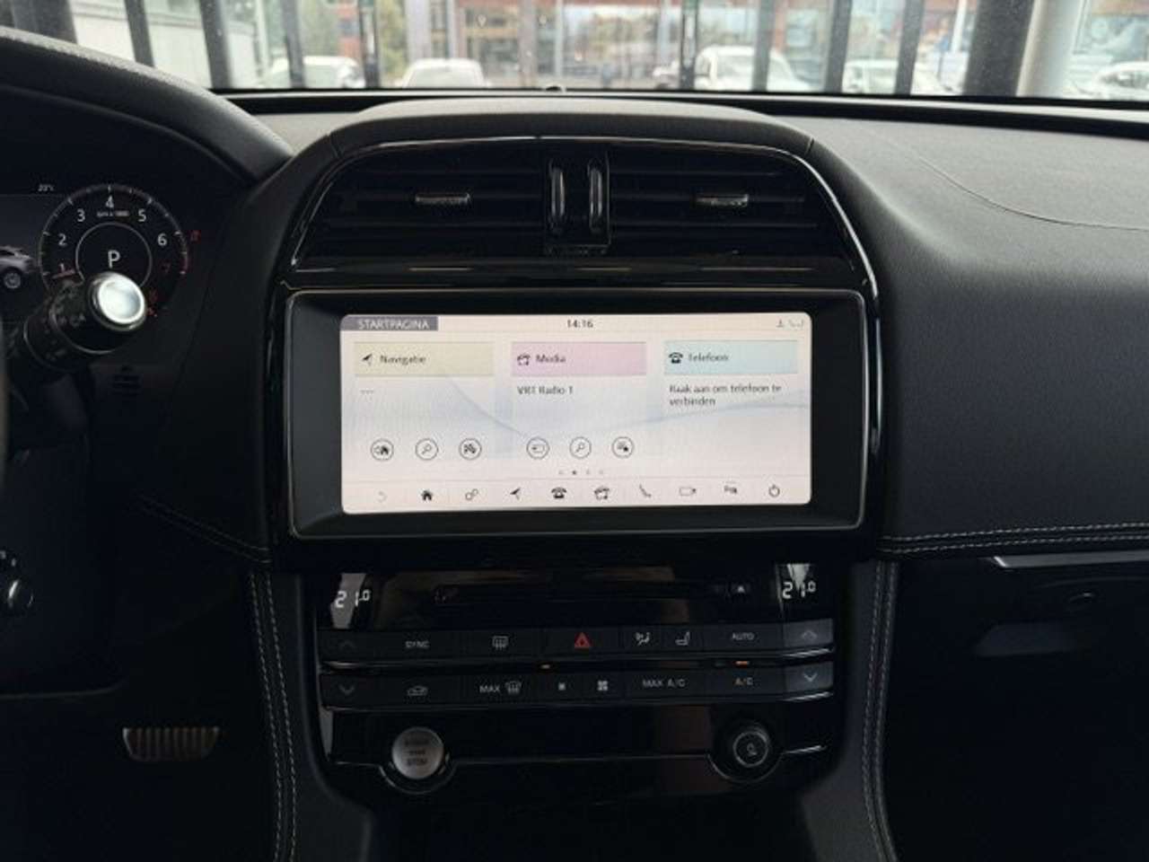 Jaguar F-Pace R-SPORT BENZINE AWD AUTOMAAT-OPEN DAK-SPORT SEATS — foto 19 van 23