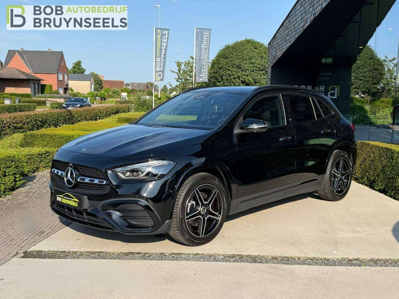 Mercedes-Benz GLA 180 Amg line | Nightpakket | 360° camera | Panodak | Distronic