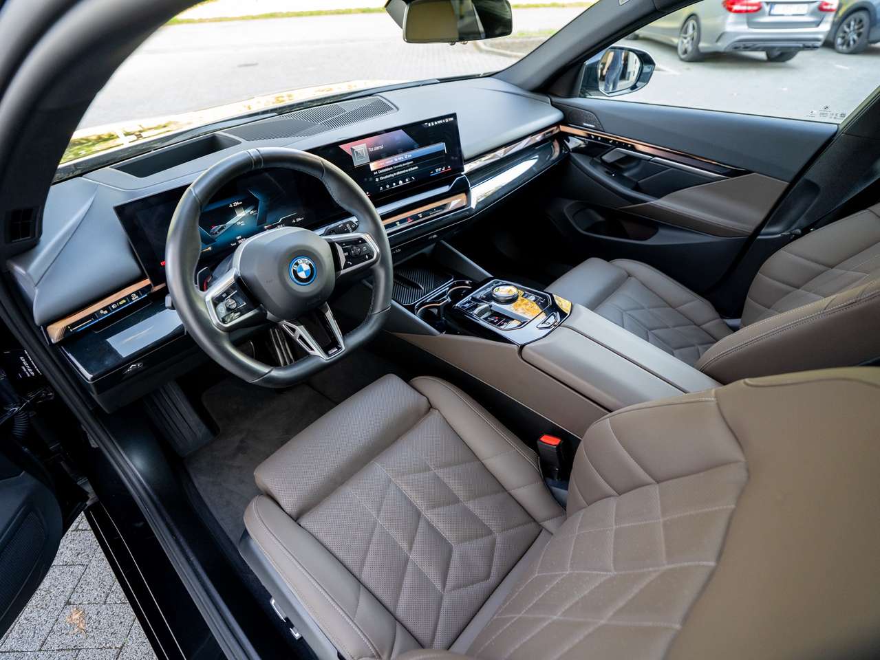 BMW i5 i5 Touring 83.9 kW eDrive40 - ACC/PANORAMA/TREKHAAK/HEAD-UP/KEYLESS/ZETELKOELING/360 CAMERA/HARMAN KARDON SOUND SYSTEM — foto 24 van 25