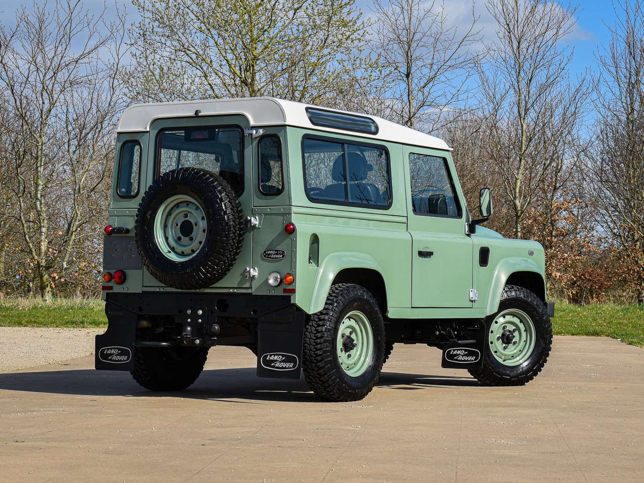 Land Rover Defender 90 / 2.2 TD4 / "Heritage Edition" — foto 9 van 24