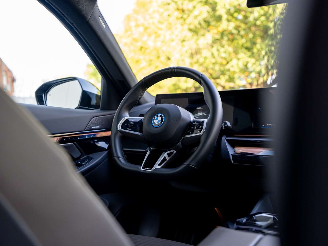 BMW i5 i5 Touring 83.9 kW eDrive40 - ACC/PANORAMA/TREKHAAK/HEAD-UP/KEYLESS/ZETELKOELING/360 CAMERA/HARMAN KARDON SOUND SYSTEM — foto 15 van 25
