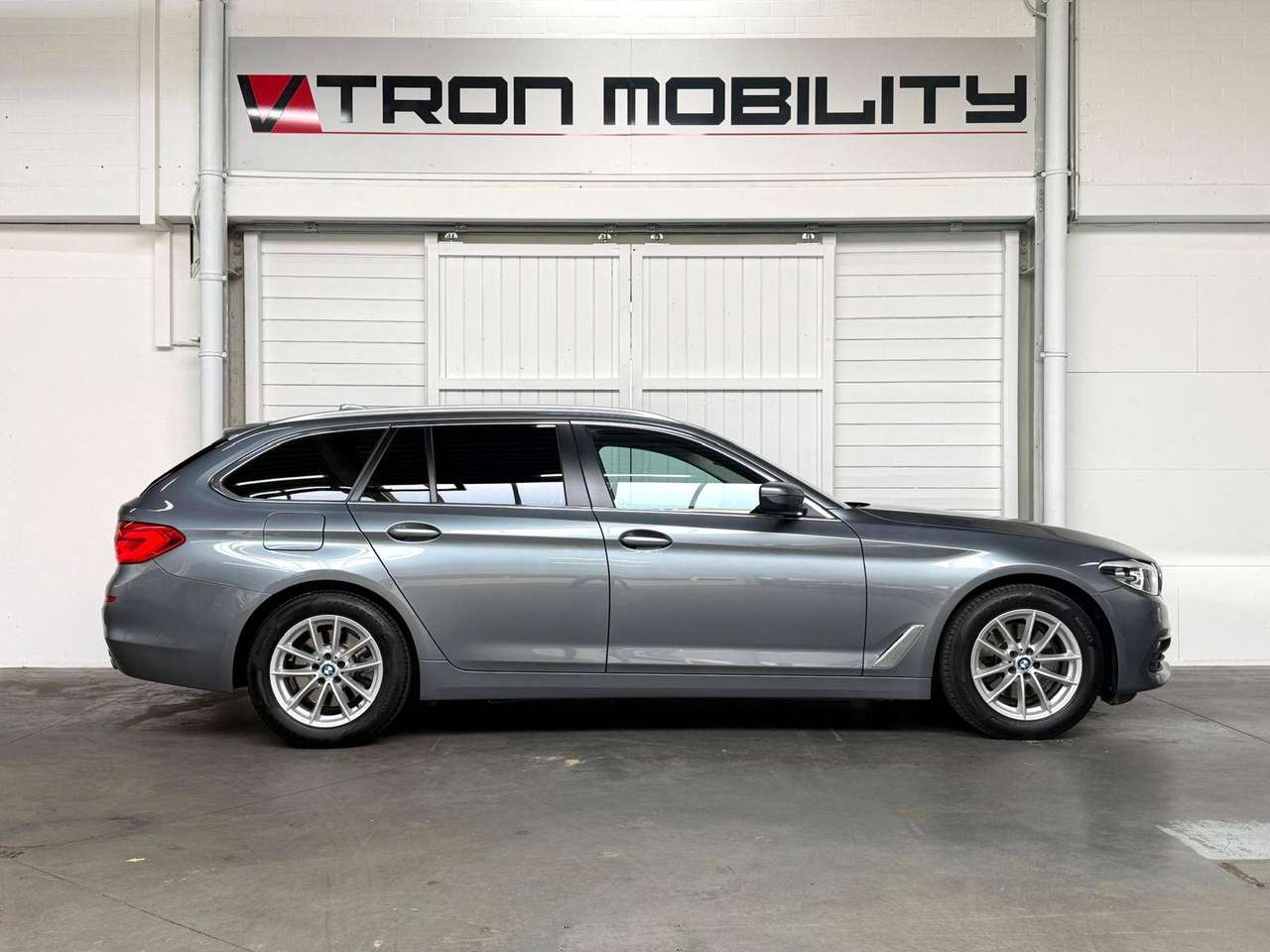 BMW 518 dA Touring NAVI*PDC*LED*CAMERA*CARPLAY*TREKHAAK*LEDER* — foto 3 van 25