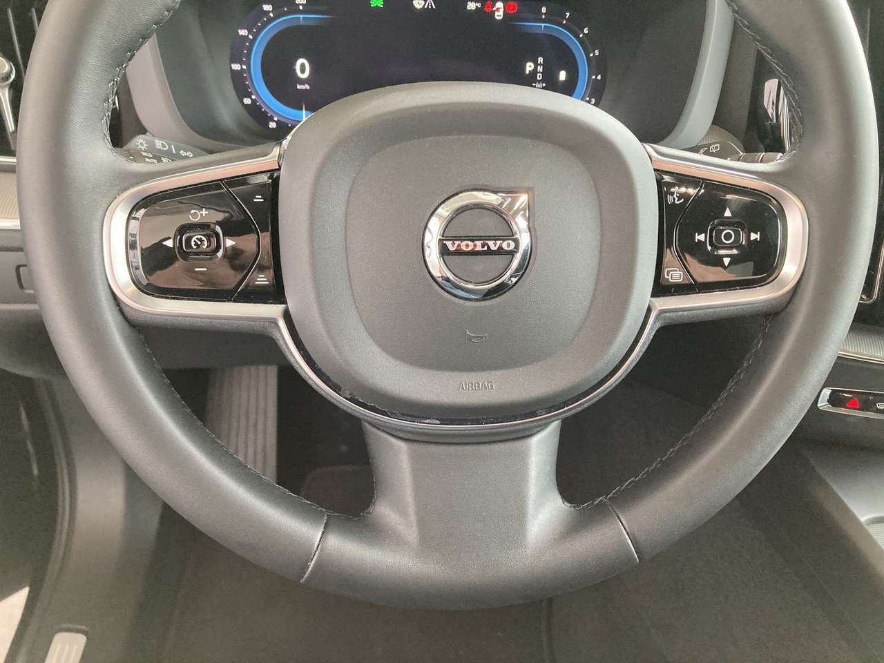 Volvo XC60 PLUS DARK HYBRID BENZINE AUTOMAAT 43000KM!!!! — foto 13 van 17