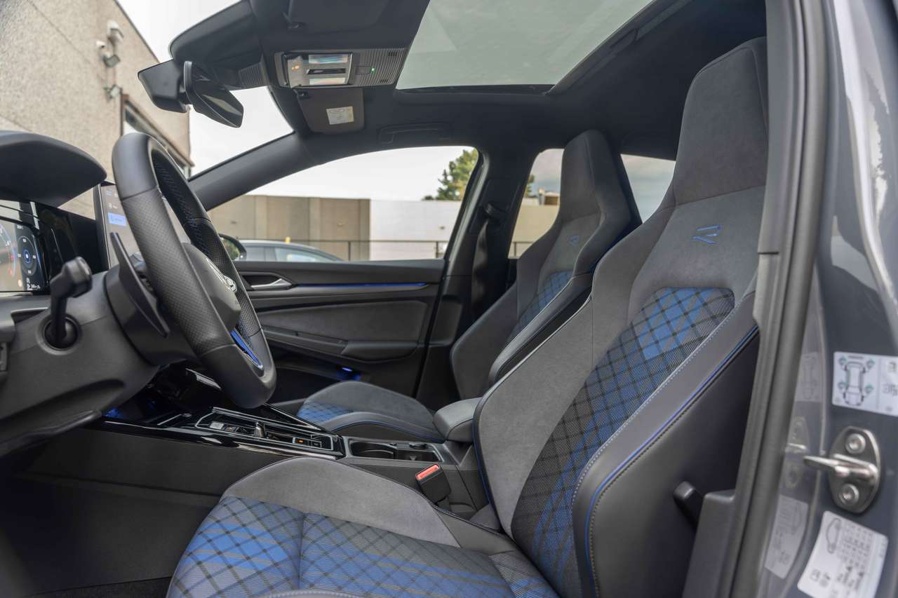Volkswagen Golf R 4MOTION 'Black Edition' PANO/MATRIX/AKRAPOVIC/ACC/CAMERA/H&K/19" — foto 11 van 25