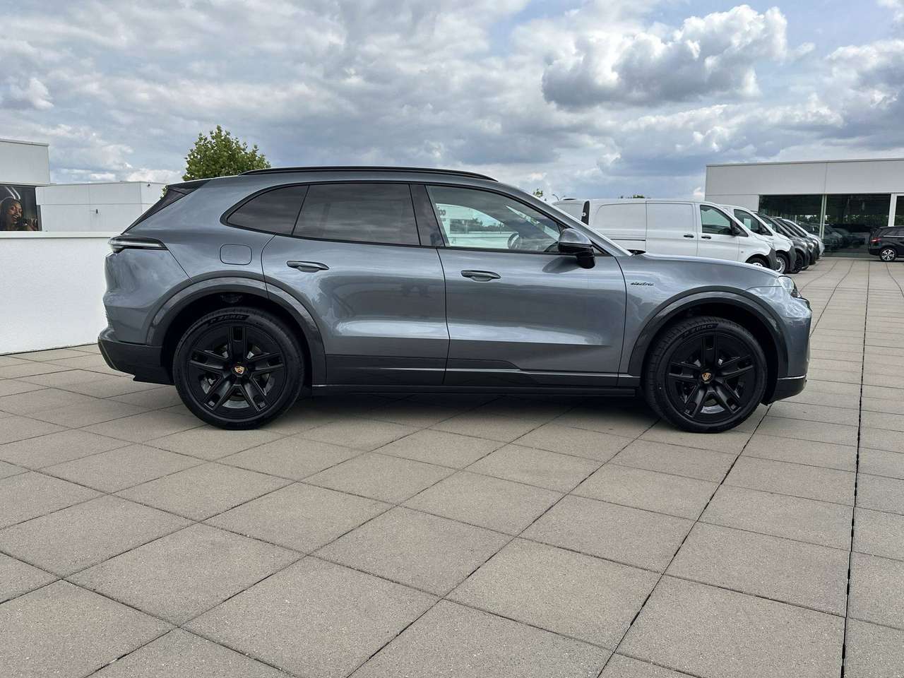 Porsche Cayenne ELECTRIC Trekhaak Pano Dak 22" — foto 3 van 18