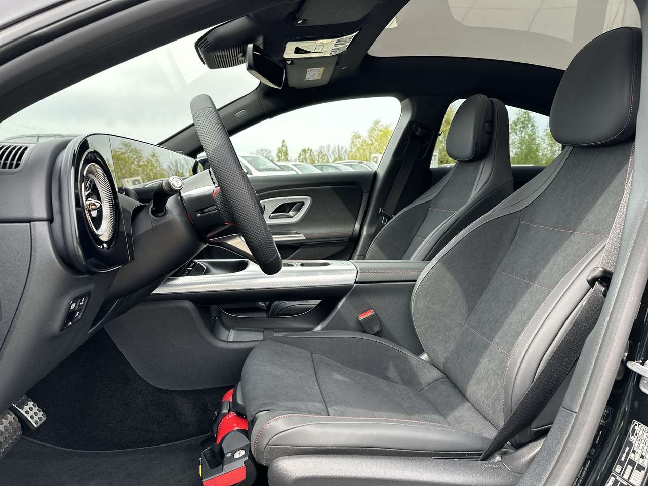 Mercedes-Benz CLA 250 + AMG LINE Electric — foto 12 van 19