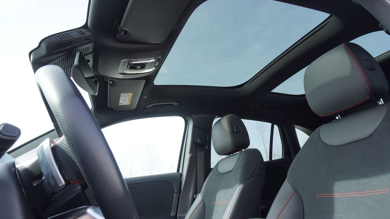 Mercedes-Benz GLA 180 AMG Line Pano Dak Distronic Nightpack 20" multispaaks  Full Full option!!! — foto 14 van 18