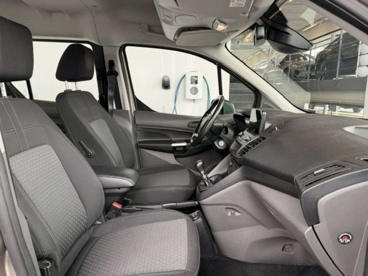 Ford Tourneo Connect TITANIUM BENZINE NAVIGATIE — foto 8 van 24