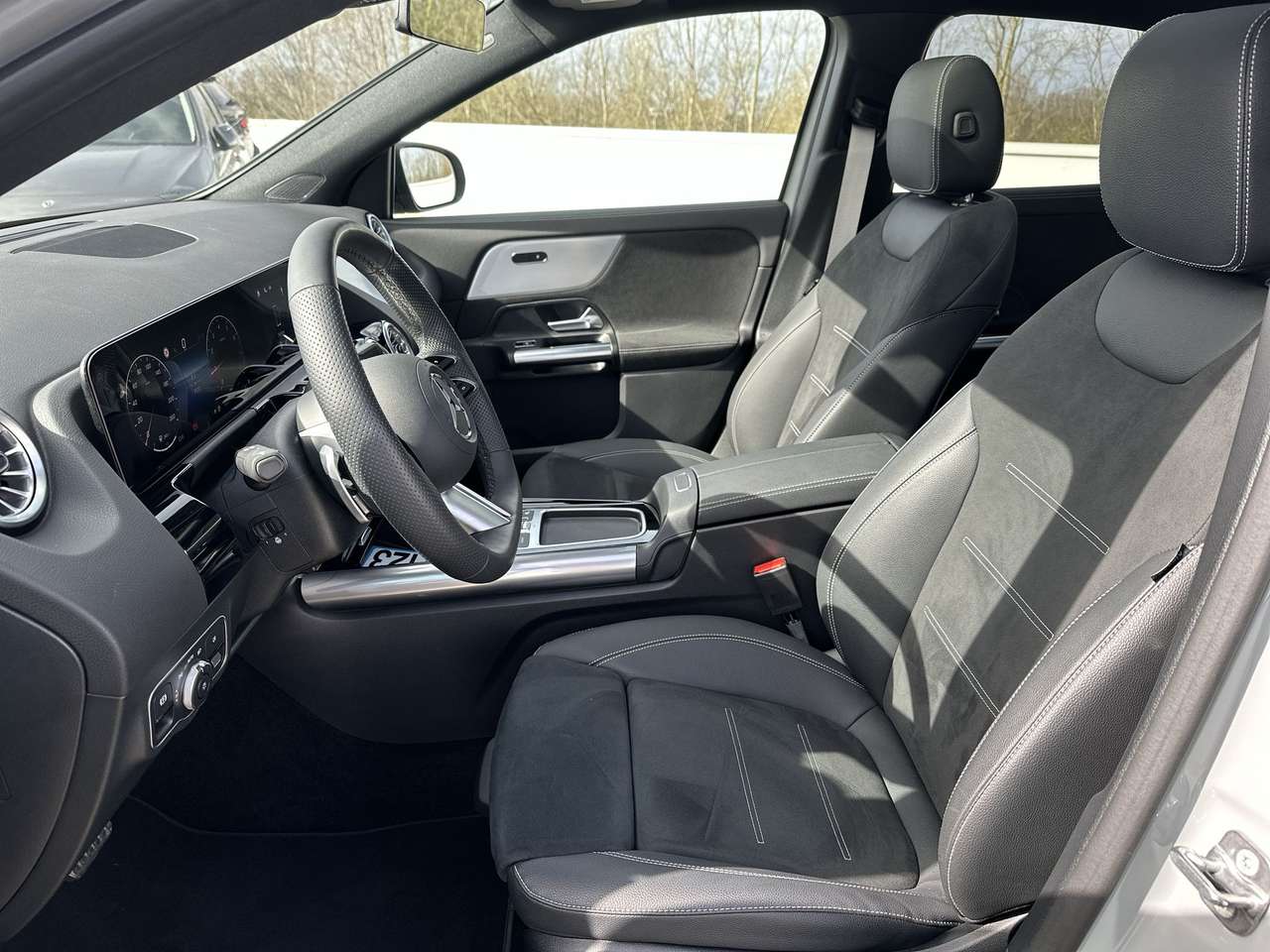 Mercedes-Benz GLA 200 AMG Line Pano dak Nightpakket 20" multi spaaks — foto 15 van 19