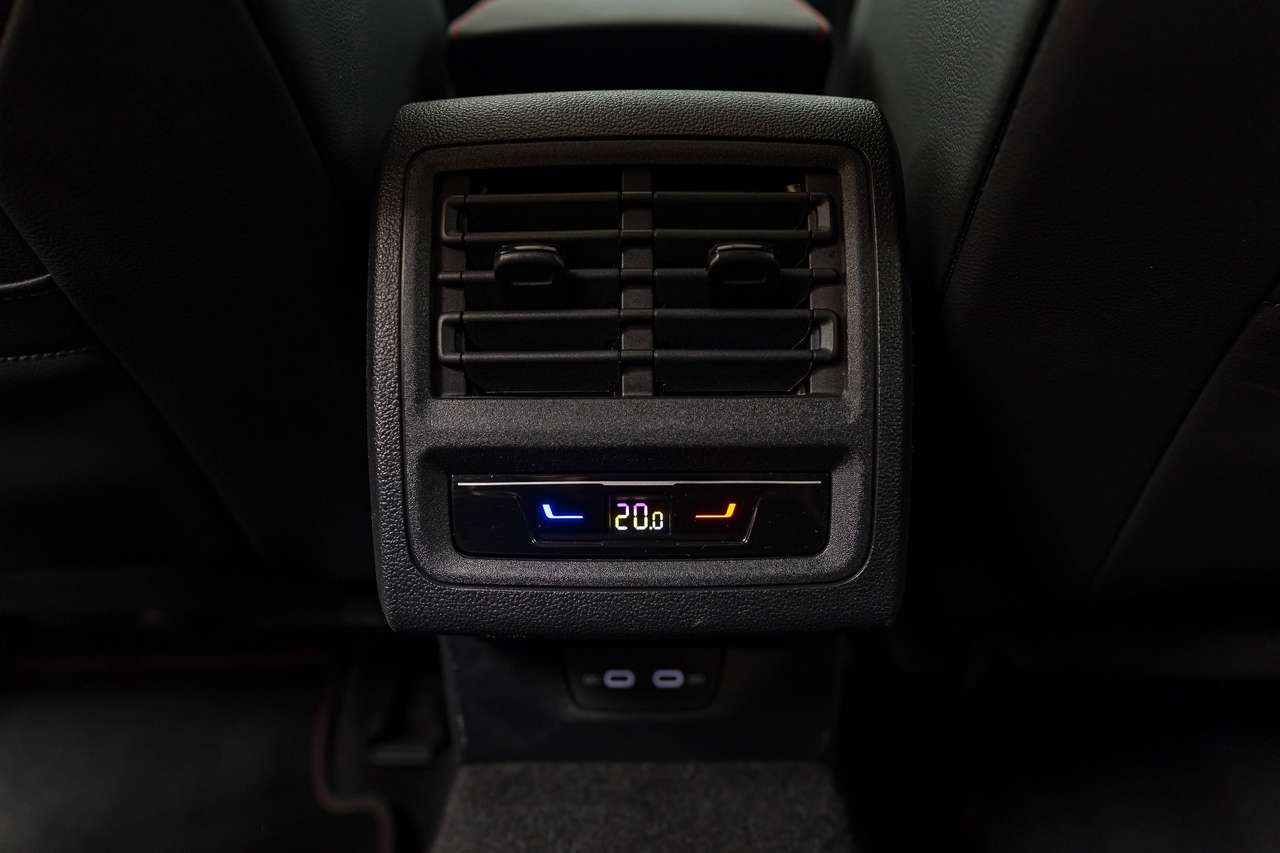 Volkswagen Golf GTI CLUBSPORT|AKRAPOVIC|PANO|IQLIGHTS|ALCANTARA|HEATEDSEATS|KEYLESS|ACC|LA|GARANTIE| — foto 18 van 25
