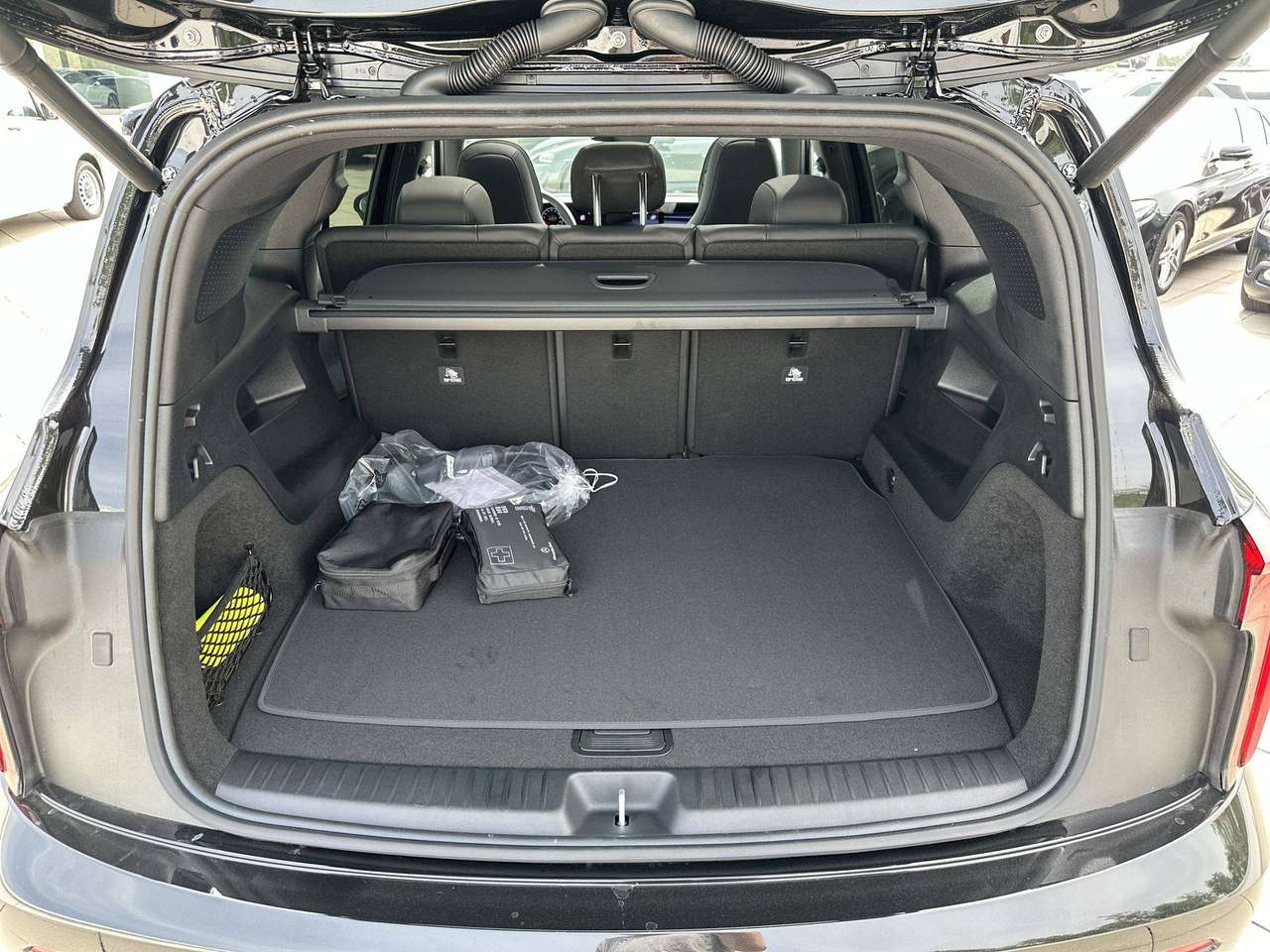 Mercedes-Benz GLB 250 + Electric  AMG Pano dak Burmester Multibeam Memory Distronic — foto 17 van 19