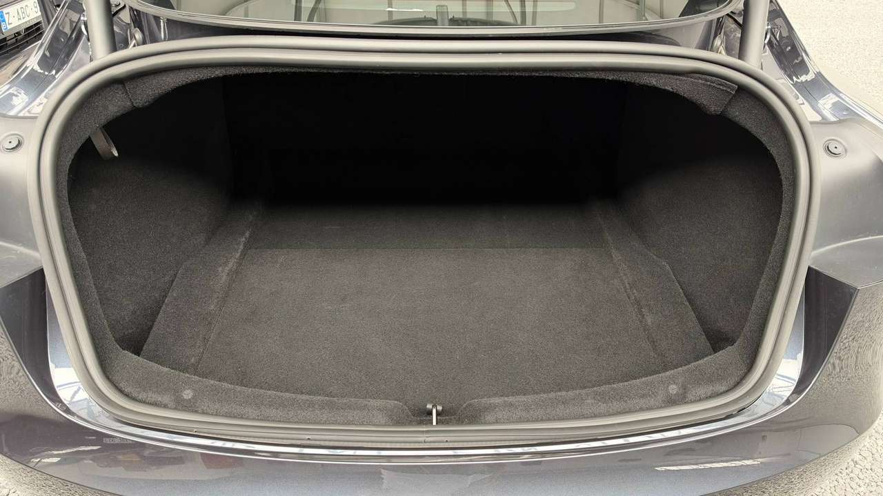 Tesla Model 3 RWD | Premium versie | Stealth Grey | 19" Nova velgen | HW4 — foto 19 van 25