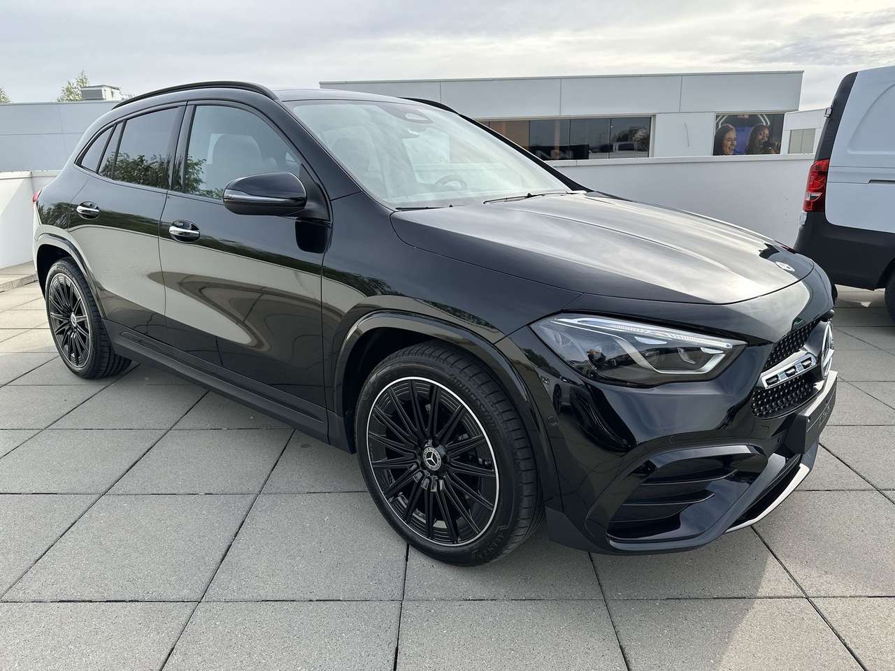 Mercedes-Benz GLA 180 AMG Line Pano Dak Distronic Nightpack 20" multispaaks  Full Full option!!!