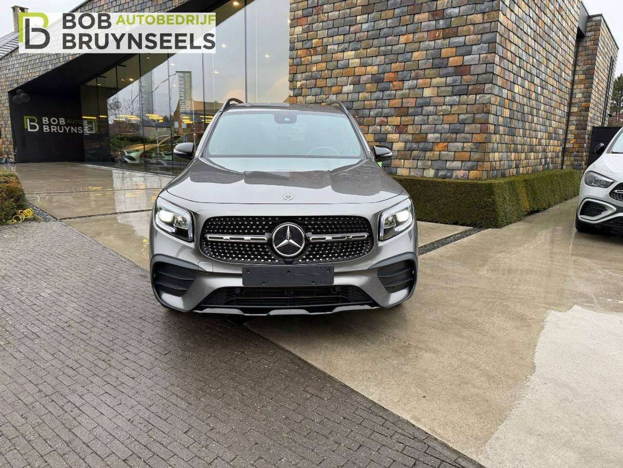 Mercedes-Benz GLB 180 AMG Line | Nightpakket | Trekhaak | Sfeerverlichting | Verstelbare achterbank — foto 2 van 18