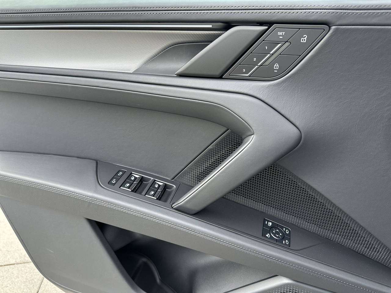 Porsche Cayenne ELECTRIC Trekhaak Pano Dak 22" Sport Design Pack Achterasbesturing — foto 10 van 19