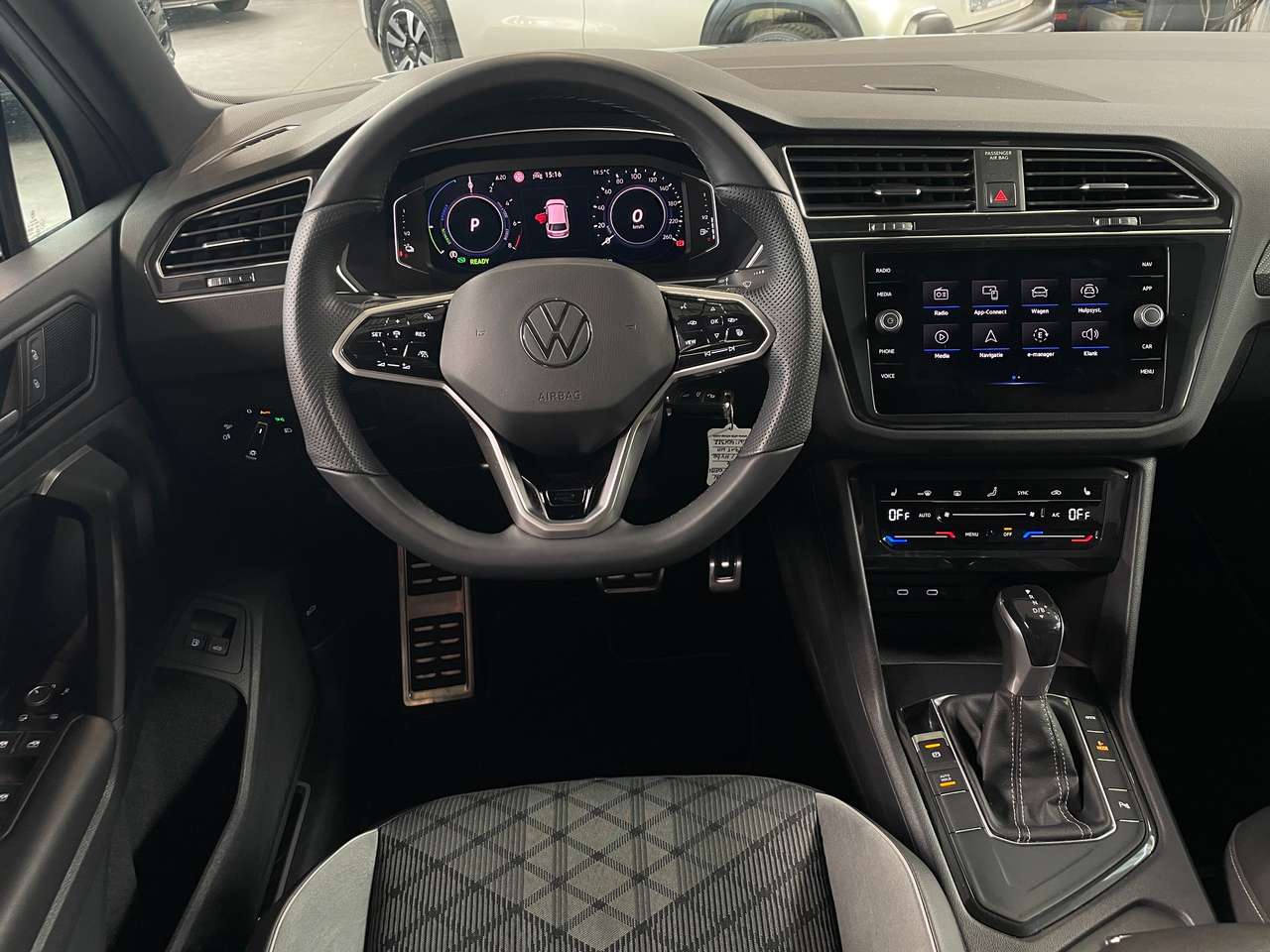 Volkswagen Tiguan 1.4 Plug-in Hybrid 'R-Line' — foto 12 van 21