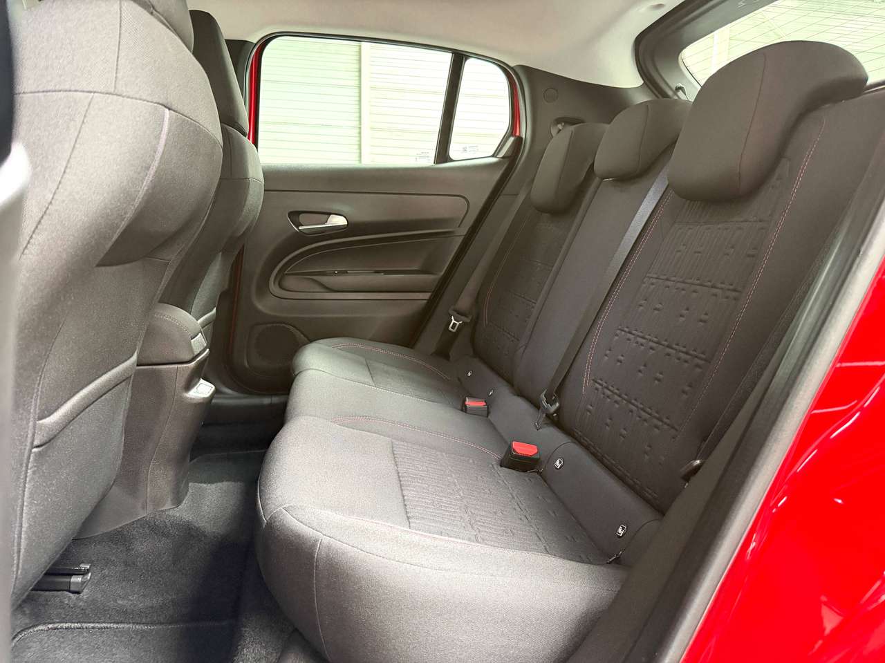 Fiat 600e e-600 54 kWh Red SOH 95% CARPLAY/ANDROID-AUTO*DAB*NAVI*CRUISE CONTROL*LANE ASSIST*PDC — foto 14 van 25