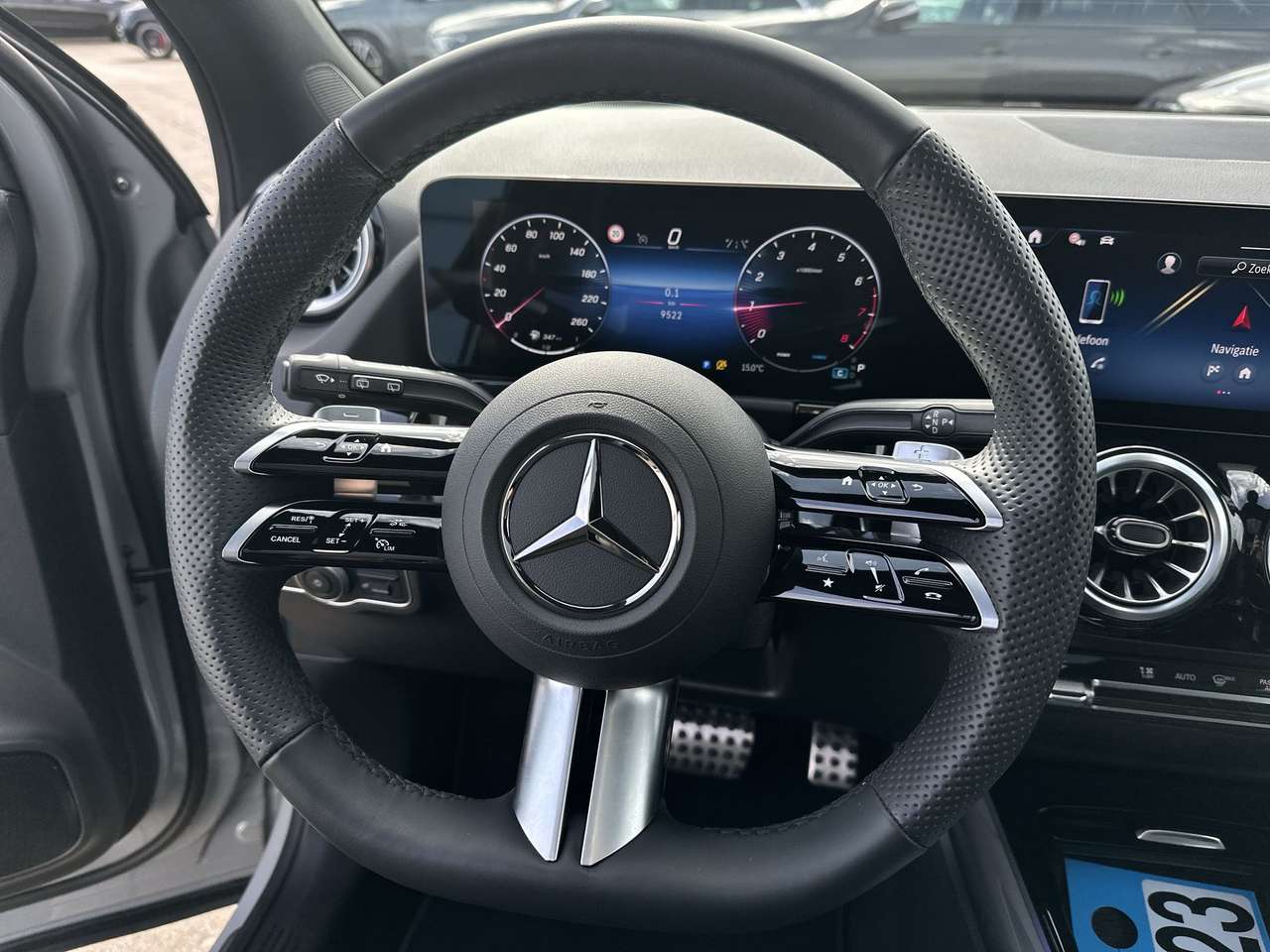 Mercedes-Benz GLA 200 AMG Line Pano dak Nightpakket 20" multi spaaks — foto 18 van 19