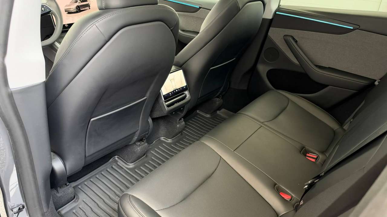 Tesla Model Y RWD LONG RANGE | Premium | HW4 | All weather matten rondom — foto 23 van 25
