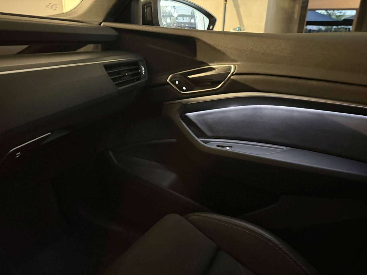 Audi Q8 e-tron QUATTRO 340PK * S-LINE  COMPETITION * BLACK PACK * 22" * LUCHTVERING * CAMERA * SITE ASSIST * ACC * — foto 3 van 25