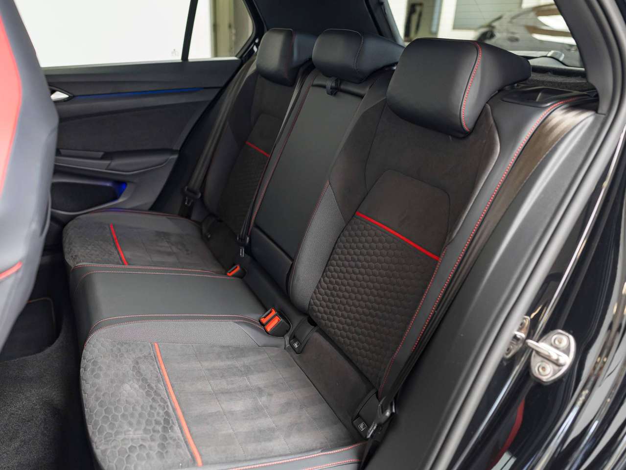 Volkswagen Golf GTI CLUBSPORT|AKRAPOVIC|PANO|IQLIGHTS|ALCANTARA|HEATEDSEATS|KEYLESS|ACC|LA|GARANTIE| — foto 17 van 25