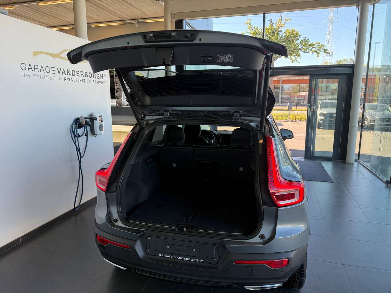 Volvo XC40 R-DESIGN D4 AWD AUTOMAAT LEDER PANO DAK — foto 6 van 23