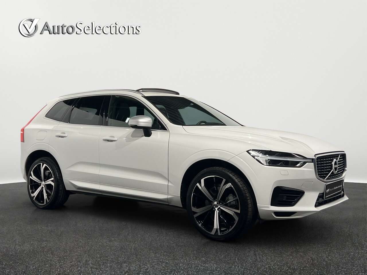 Volvo XC60 T8 AWD Recharge Plug in/R design/Safety pack — foto 9 van 16