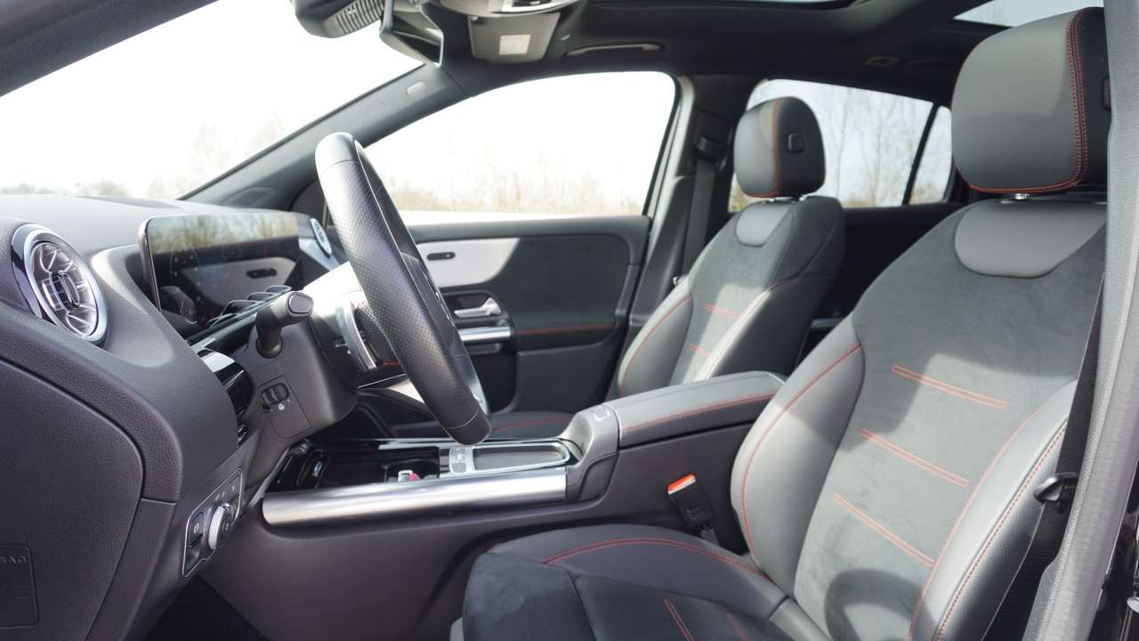 Mercedes-Benz GLA 180 AMG Line Pano Dak Distronic Nightpack 20" multispaaks  Full Full option!!! — foto 15 van 18