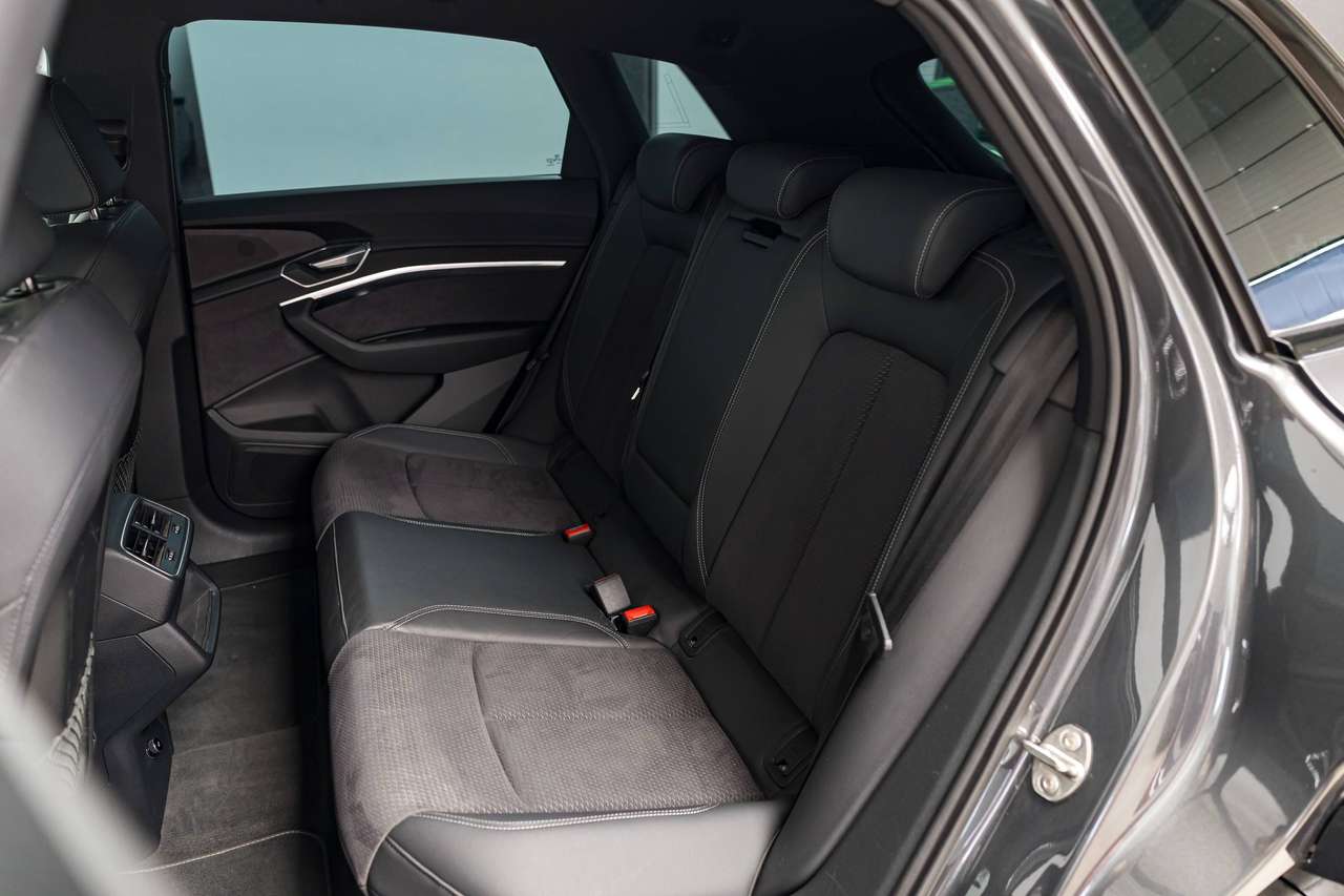 Audi e-tron 95 kWh 55 QUATTRO|2X S-LINE|KEYLESS|SFEERVERL.|ZETELVERW.|ACC|LA|GARANTIE| — foto 18 van 25