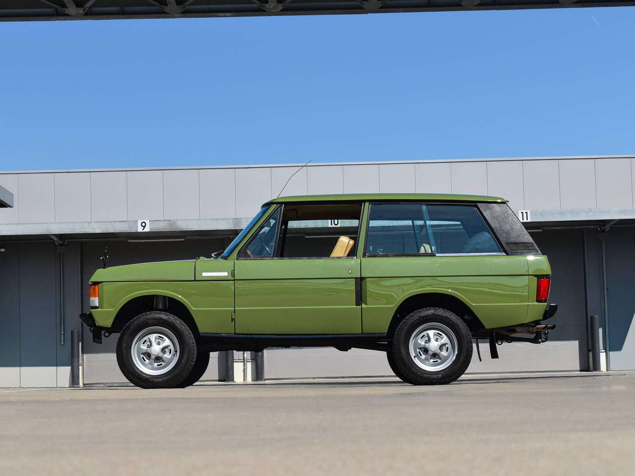 Land Rover Range Rover Classic V8 / Warwick Green / Restored / Suffix D — foto 2 van 19