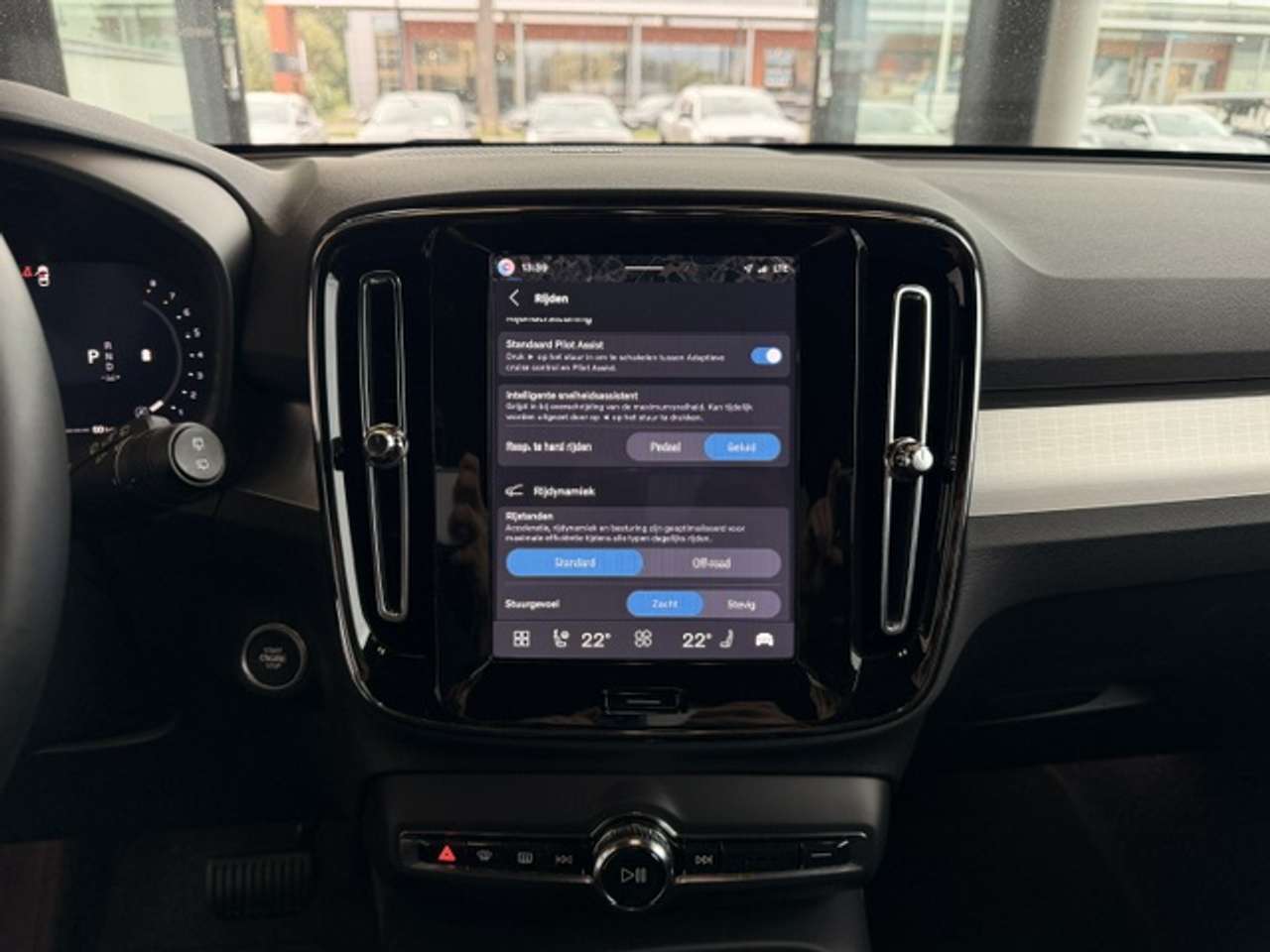 Volvo XC40 PLUS DARK BLACK EDITION  B3 HYBRIDE MHEV — foto 15 van 22