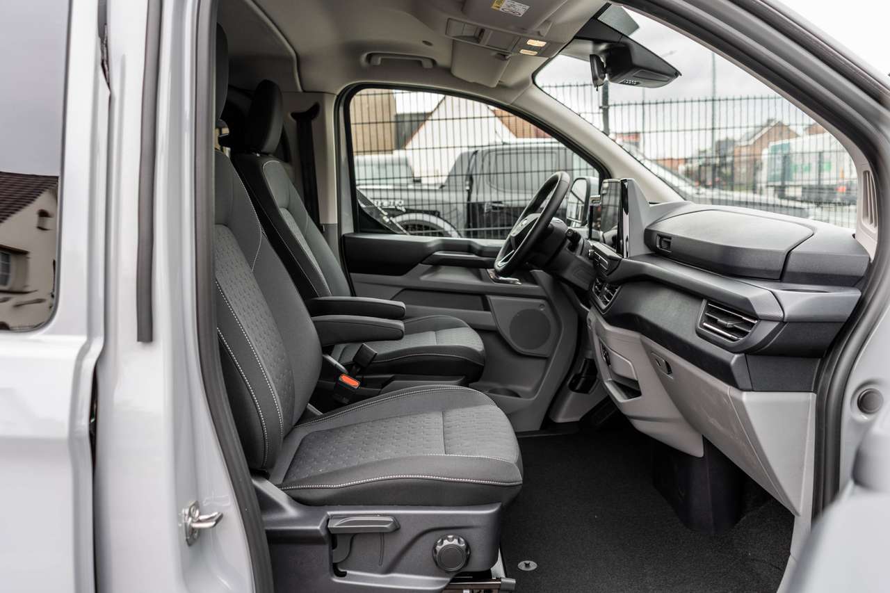 Ford Transit Custom 2.0TDCi Limited L2 5pl. - 5j Warranty - 40.400ex — foto 13 van 18