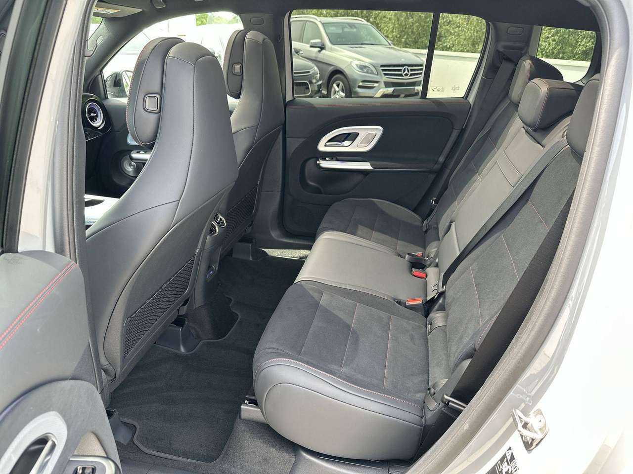 Mercedes-Benz GLB 250 + AMG LINE Electric Pano dak Memory Burmester 19" AMG — foto 10 van 19