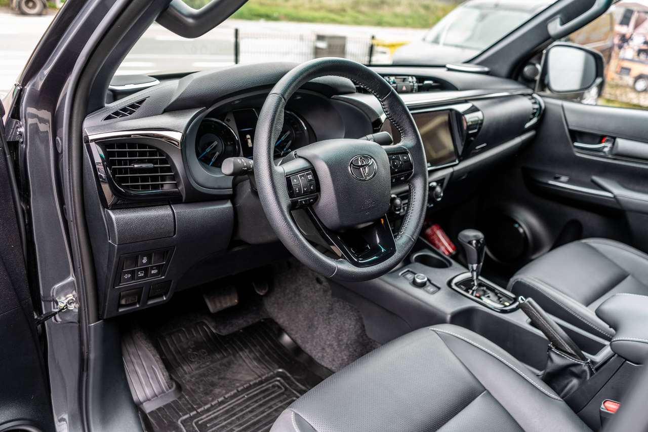 Toyota Hilux 2.8 D4D MHEV Invincible - Trekhaak / Roll cover - 50.300 excl — foto 8 van 17