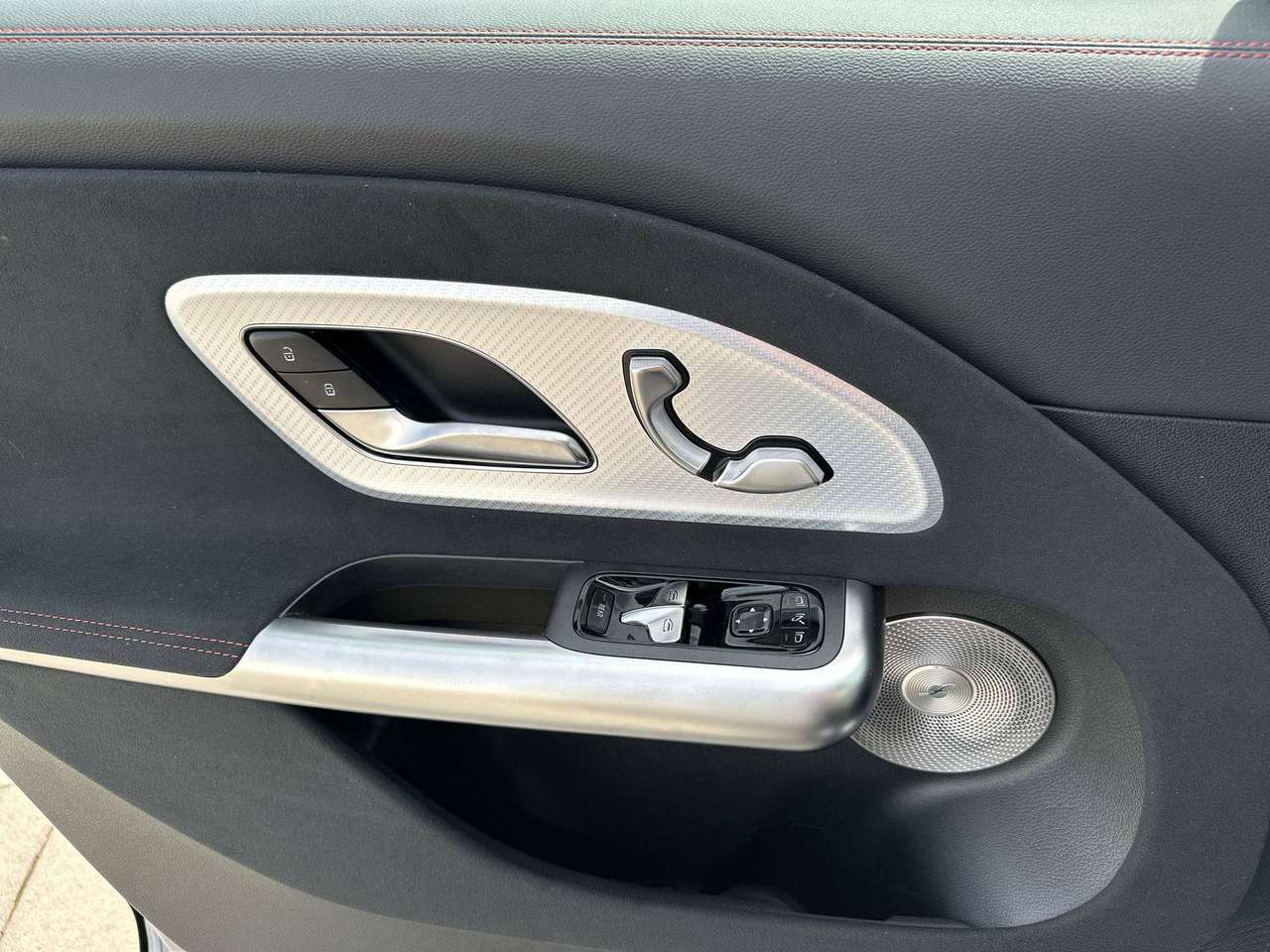 Mercedes-Benz GLB 250 + AMG LINE Electric Pano dak Memory Burmester 19" AMG — foto 16 van 19