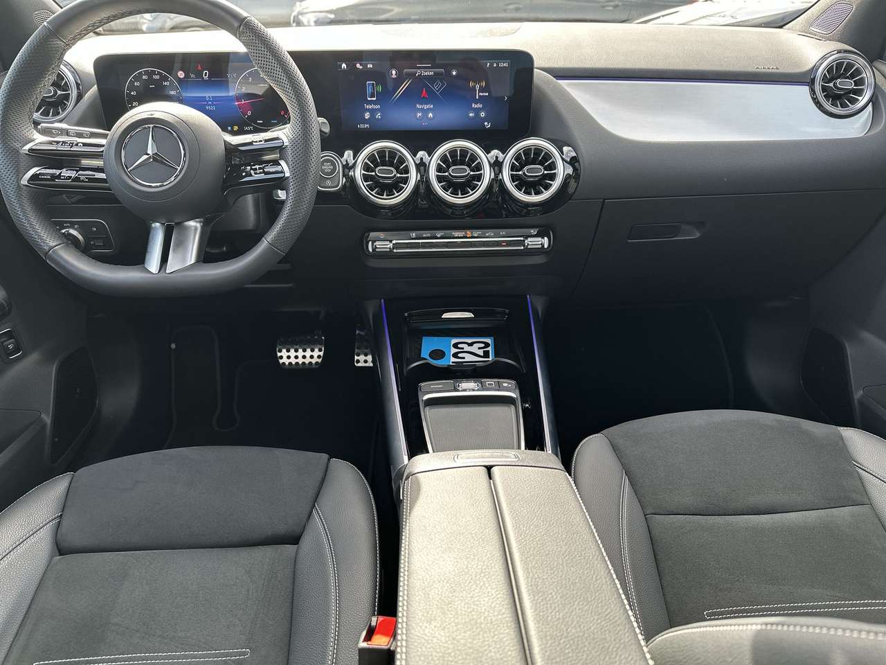 Mercedes-Benz GLA 200 AMG Line Pano dak Nightpakket 20" multi spaaks — foto 13 van 19
