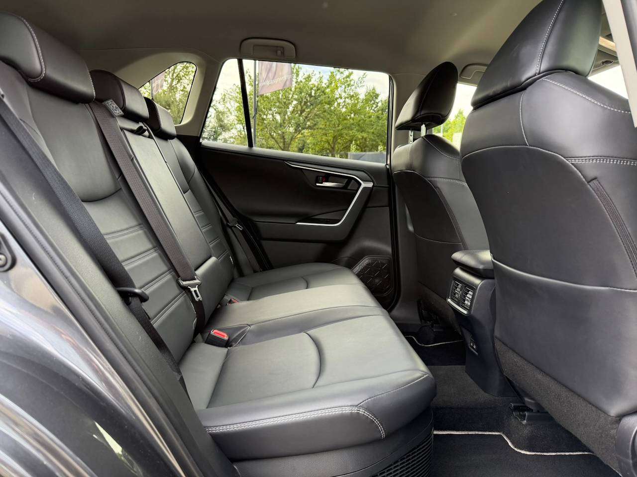Toyota RAV4 HEV DYNAMIC PLUS VOL LEDER ZETEL- EN STUURVERWARMING CAMERA APPLE CARPLAY — foto 10 van 13