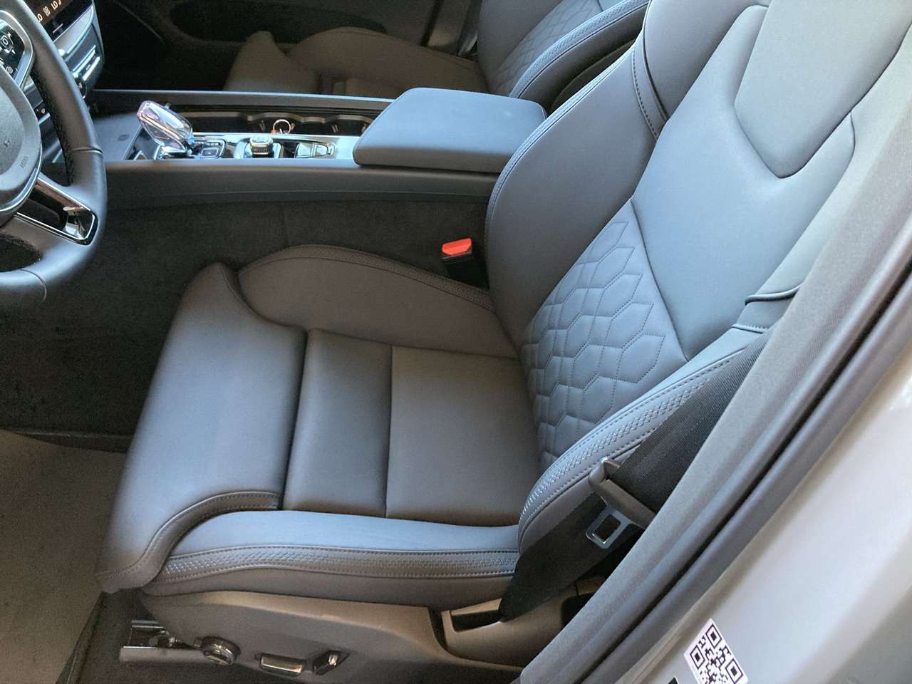 Volvo XC60 PLUS DARK T6 PHEV AWD AUTOMAAT PANO DAK 19000KM!!! — foto 11 van 22