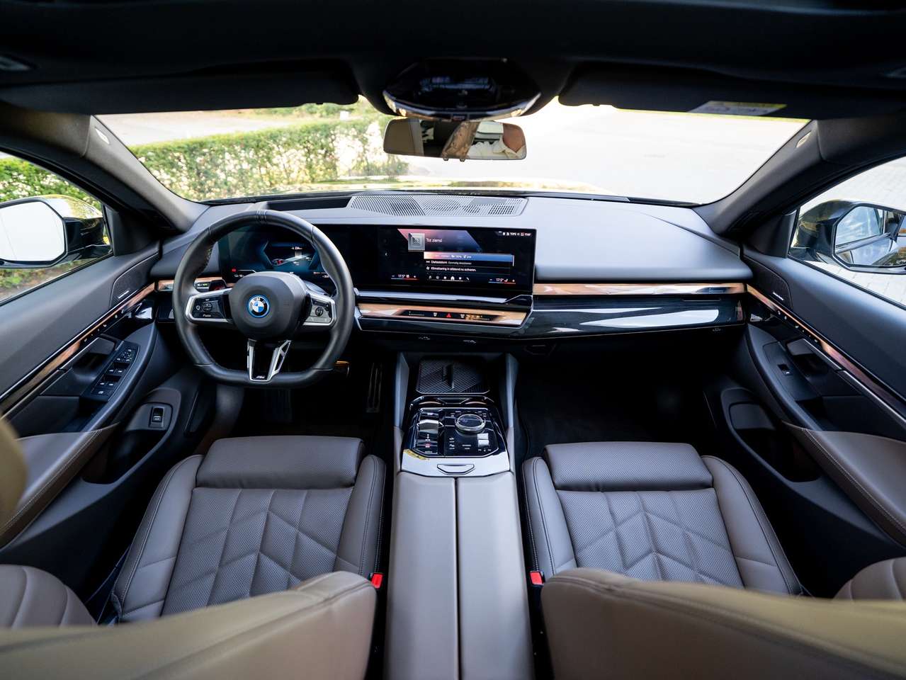 BMW i5 i5 Touring 83.9 kW eDrive40 - ACC/PANORAMA/TREKHAAK/HEAD-UP/KEYLESS/ZETELKOELING/360 CAMERA/HARMAN KARDON SOUND SYSTEM — foto 13 van 25