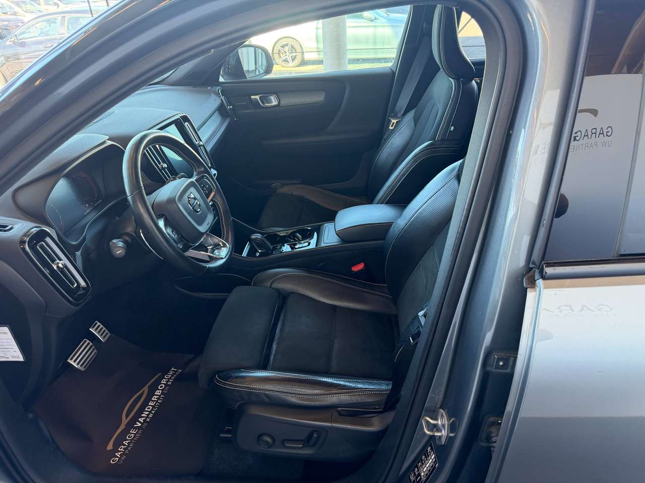 Volvo XC40 R-DESIGN D4 AWD AUTOMAAT LEDER PANO DAK — foto 11 van 23