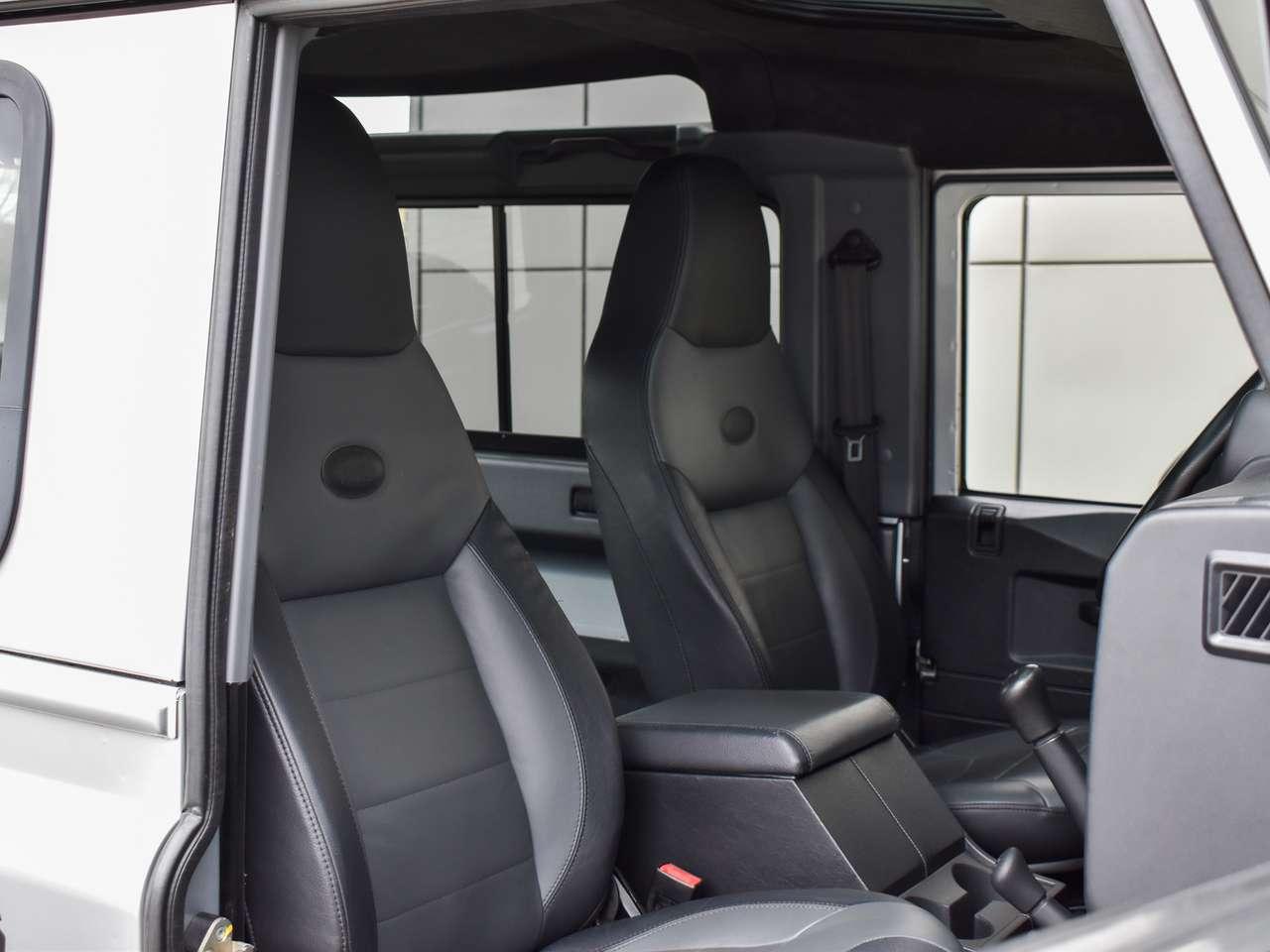 Land Rover Defender 90  2.2TD4 - "Eastnor Edition" — foto 16 van 25