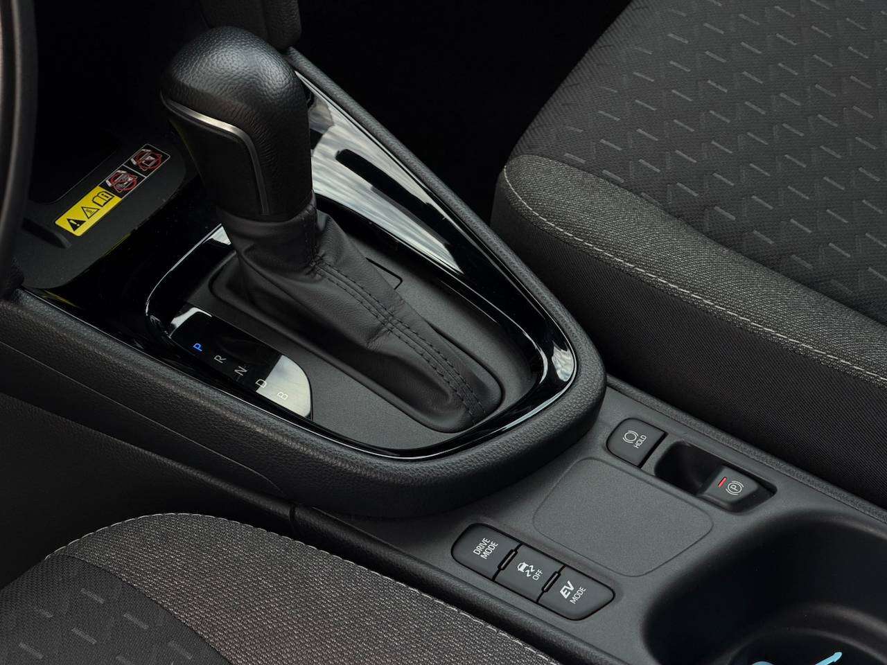 Toyota Yaris Cross HEV STYLE CARPLAY STUUR-EN ZETELVERWARMING KEYLESS — foto 12 van 13