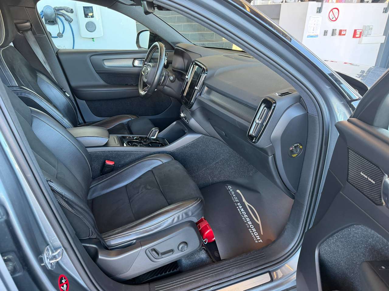 Volvo XC40 R-DESIGN D4 AWD AUTOMAAT LEDER PANO DAK — foto 9 van 23