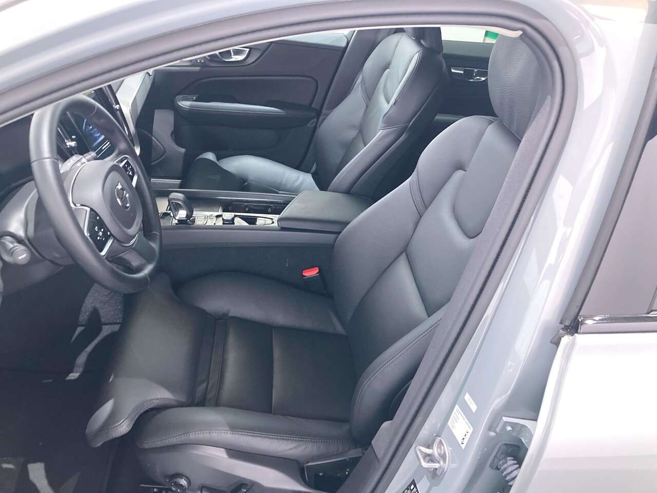 Volvo V60 B4 PLUS DARK + HK + 360° + 18” — foto 12 van 25